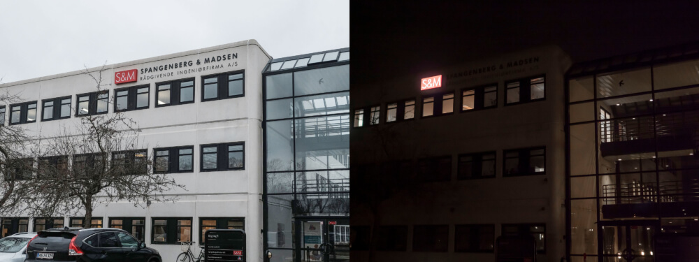 Spangenberg & Madsen, Albertslund – lakeret alukassette med lys gennem udfræste akrylbogstaver i front.