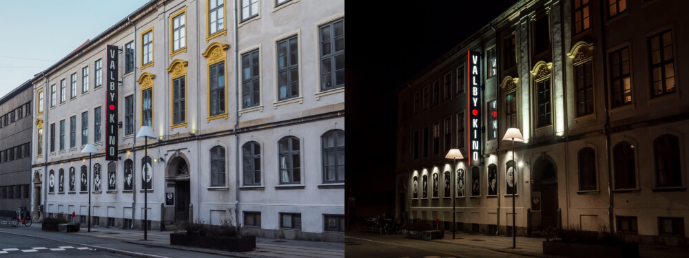 Valby Kino – dobbeltsidet vingeskilt med lys i bogstaver og kant mod vejen. Valby Kino – dobbeltsidet vingeskilt med lys i bogstaver og kant mod vejen.